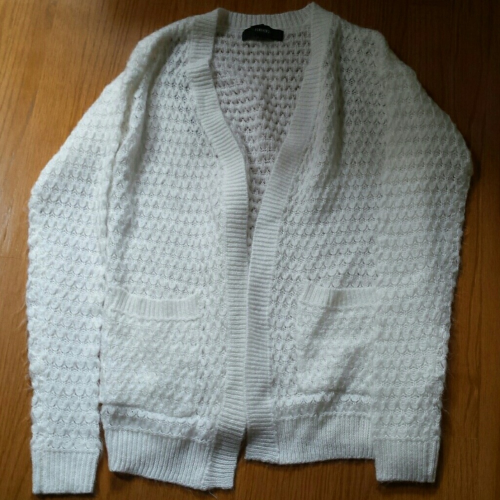 ⭐ White knit cardigan
